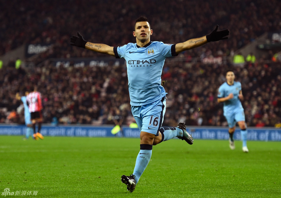 梅西捧起美职联冠军奖杯时，站在一旁的穆勒露出了最真挚的笑容