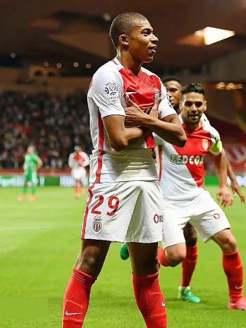 手感火热！里夫斯半场8中6贡献19分5篮板