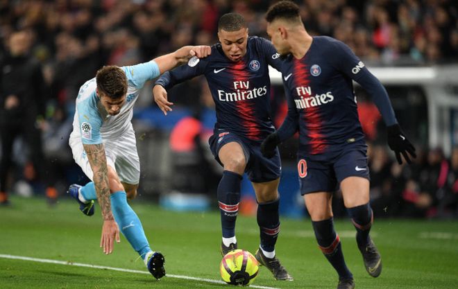 摩根：梅西最近也做了类似的肘击动作，却没人采取任何行动