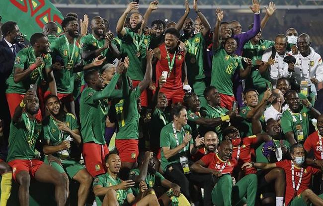 曼联英超赛场精彩抢断反击（曼联在英超上演精彩抢断与反击）