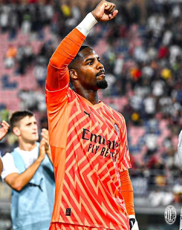 皮克：巴萨是所有冠军的有力竞争者，包括欧冠冠军（皮克：巴萨有实力争夺所有冠军，欧冠也不例外）