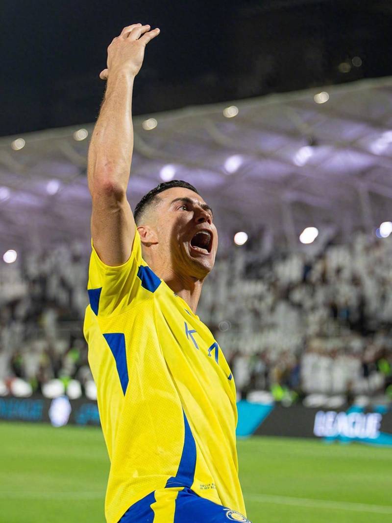 右脚踝囊受伤的基米希随德国队抵达卢森堡，走路仍有不便