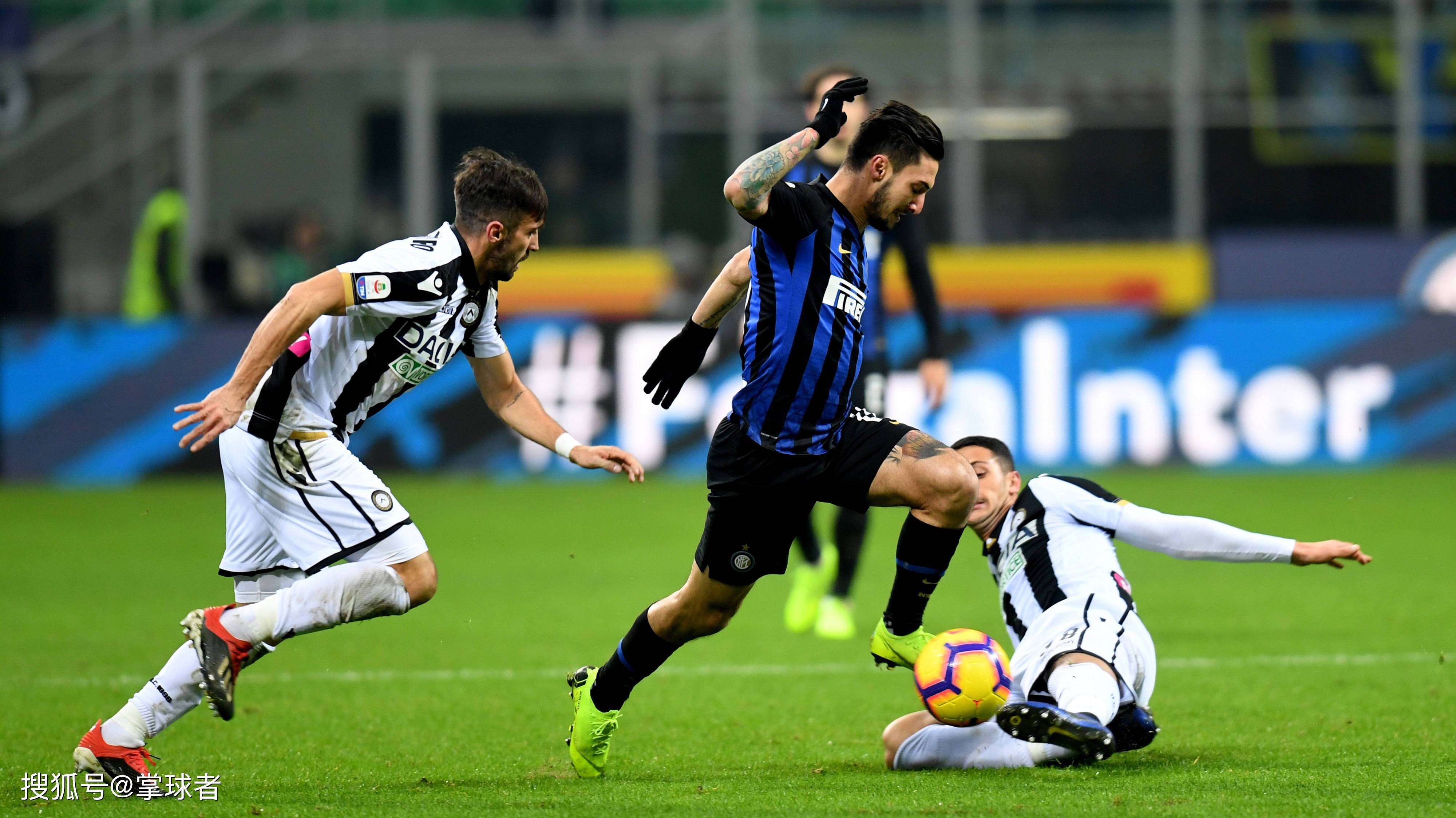 英超最新积分榜：阿森纳2分优势领跑，曼城、维拉紧随（英超积分最新形势：阿森纳以2分优势居首，曼城与维拉紧追不舍）