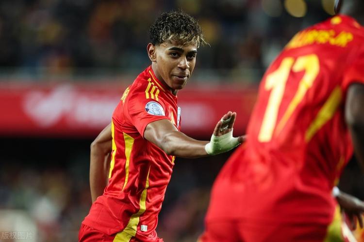 足球西甲豪门签下才华中场，合约长达七年（西甲豪门引进才俊中场，达成七年长约）