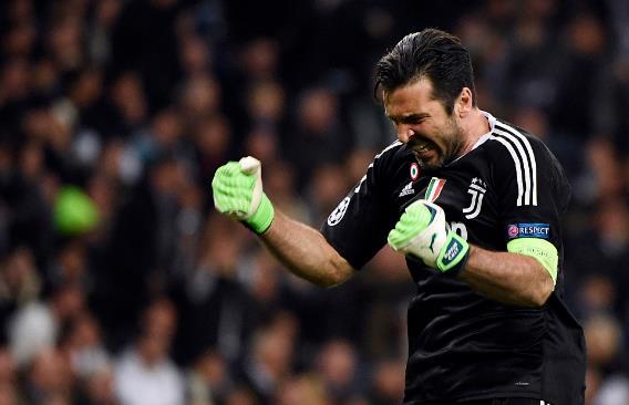 法兰克福客胜后球迷区突发火情，还有球迷从高处坠落后被送医